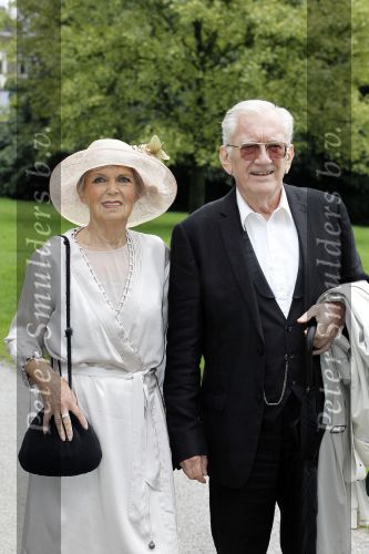 Arnhem 27 augustus 2010
Kiki Classen trouwt/trouwen met Jan Kastelein in de witte villa in het sonsbeek park. Kiki haar vader Edmond Classen en zijn vrouw
Peter Smulders bv