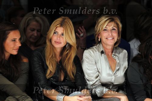Amsterdam 13 september 2010
Modeshow Jos v Raak bij de westergasfabriek. Estelle Gullit met haar moeder
Peter Smulders bv