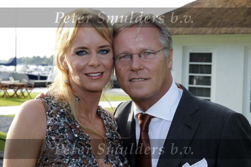 Loosdrecht 21 augustus 2010
Fons de Poel en zijn vrouw Saskia vieren hun 5 jarig huwelijk bij het witte huis in Loosdrecht.
Peter Smulders bv