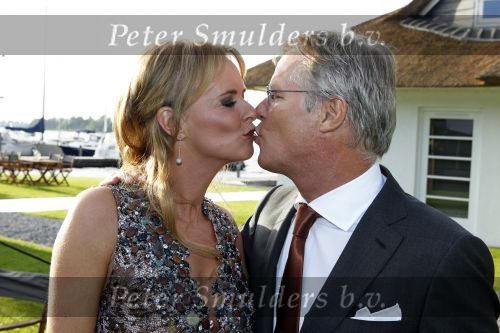 Loosdrecht 21 augustus 2010
Fons de Poel en zijn vrouw Saskia vieren hun 5 jarig huwelijk bij het witte huis in Loosdrecht.
Peter Smulders bv