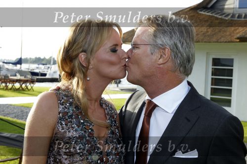 Loosdrecht 21 augustus 2010
Fons de Poel en zijn vrouw Saskia vieren hun 5 jarig huwelijk bij het witte huis in Loosdrecht.
Peter Smulders bv