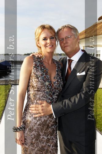 Loosdrecht 21 augustus 2010
Fons de Poel en zijn vrouw Saskia vieren hun 5 jarig huwelijk bij het witte huis in Loosdrecht.
Peter Smulders bv