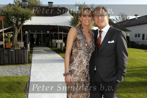 Loosdrecht 21 augustus 2010
Fons de Poel en zijn vrouw Saskia vieren hun 5 jarig huwelijk bij het witte huis in Loosdrecht.
Peter Smulders bv