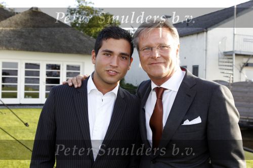 Loosdrecht 21 augustus 2010
Fons de Poel en zijn vrouw Saskia vieren hun 5 jarig huwelijk bij het witte huis in Loosdrecht. Fons met zijn zoon
Peter Smulders bv