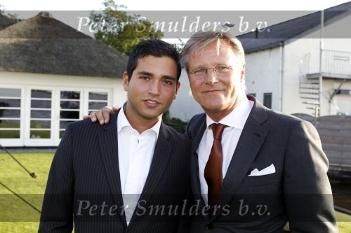 Loosdrecht 21 augustus 2010
Fons de Poel en zijn vrouw Saskia vieren hun 5 jarig huwelijk bij het witte huis in Loosdrecht. Fons met zijn zoon
Peter Smulders bv