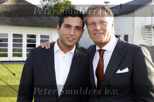 Loosdrecht 21 augustus 2010
Fons de Poel en zijn vrouw Saskia vieren hun 5 jarig huwelijk bij het witte huis in Loosdrecht. Fons met zijn zoon
Peter Smulders bv