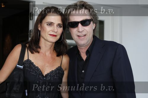 Loosdrecht 21 augustus 2010
Fons de Poel en zijn vrouw Saskia vieren hun 5 jarig huwelijk bij het witte huis in Loosdrecht. Frank Boeijen met vrouw
Peter Smulders bv