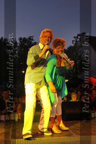 Sneek, 9 Augustus 2010
Mirella Jacobs en Frank Mortiers als het duo Frank en Mirella tijdens een optreden in de \