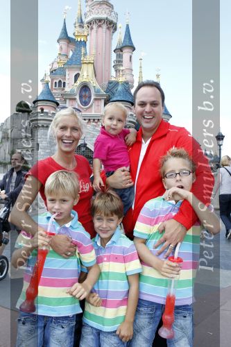 Parijs 31 augustus 2010
Frans Bauer met Mariska en zijn zoon Vhristiaan Frans Jan en Lucas in disneyland. Ook de moeder van Mariska en haar man zijn erbij.
Peter Smulders bv