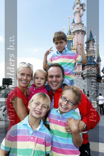 Parijs 31 augustus 2010
Frans Bauer met Mariska en zijn zoon Vhristiaan Frans Jan en Lucas in disneyland. Ook de moeder van Mariska en haar man zijn erbij.
Peter Smulders bv