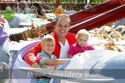 Parijs 31 augustus 2010
Frans Bauer met Mariska en zijn zoon Vhristiaan Frans Jan en Lucas in disneyland. Ook de moeder van Mariska en haar man zijn erbij.
Peter Smulders bv