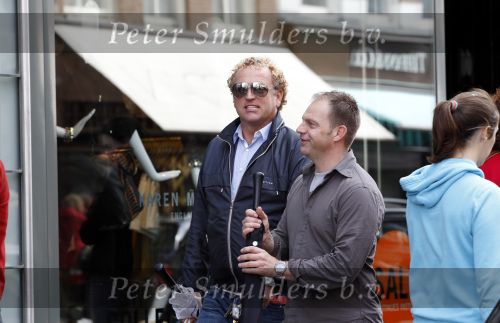Amsterdam 4 augustus 2010
Gordon met een goede kennis uit Zuid Africa en fans op de pc hooftstraat.
Peter Smulders bv