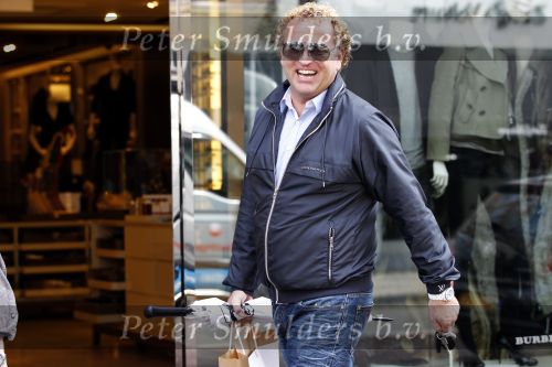 Amsterdam 4 augustus 2010
Gordon met een goede kennis uit Zuid Africa en fans op de pc hooftstraat.
Peter Smulders bv