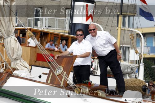 Amsterdam 21 augustus 2010
Prins Willem Alkexander met de groende Draeck bij sail. Prinses Maxima Prinses Amalia Ariane en Alexia zijn er ook bij. Ook is er een kindermeisje bij. Ze voeren onder begeleiding van meerdere politie boten
Peter Smulders bv