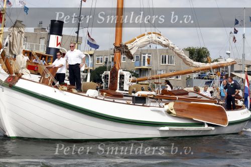 Amsterdam 21 augustus 2010
Prins Willem Alkexander met de groende Draeck bij sail. Prinses Maxima Prinses Amalia Ariane en Alexia zijn er ook bij. Ook is er een kindermeisje bij. Ze voeren onder begeleiding van meerdere politie boten
Peter Smulders bv