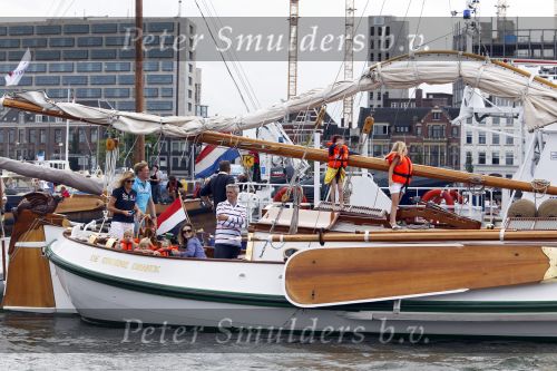 Amsterdam 21 augustus 2010
Prins Willem Alkexander met de groende Draeck bij sail. Prinses Maxima Prinses Amalia Ariane en Alexia zijn er ook bij. Ook is er een kindermeisje bij. Ze voeren onder begeleiding van meerdere politie boten
Peter Smulders bv