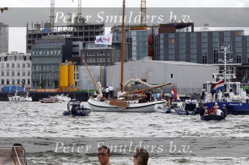 Amsterdam 21 augustus 2010
Prins Willem Alkexander met de groende Draeck bij sail. Prinses Maxima Prinses Amalia Ariane en Alexia zijn er ook bij. Ook is er een kindermeisje bij. Ze voeren onder begeleiding van meerdere politie boten
Peter Smulders bv