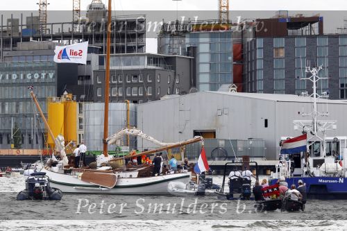 Amsterdam 21 augustus 2010
Prins Willem Alkexander met de groende Draeck bij sail. Prinses Maxima Prinses Amalia Ariane en Alexia zijn er ook bij. Ook is er een kindermeisje bij. Ze voeren onder begeleiding van meerdere politie boten
Peter Smulders bv