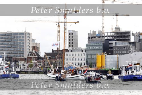 Amsterdam 21 augustus 2010
Prins Willem Alkexander met de groende Draeck bij sail. Prinses Maxima Prinses Amalia Ariane en Alexia zijn er ook bij. Ook is er een kindermeisje bij. Ze voeren onder begeleiding van meerdere politie boten
Peter Smulders bv