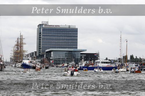 Amsterdam 21 augustus 2010
Prins Willem Alkexander met de groende Draeck bij sail. Prinses Maxima Prinses Amalia Ariane en Alexia zijn er ook bij. Ook is er een kindermeisje bij. Ze voeren onder begeleiding van meerdere politie boten
Peter Smulders bv