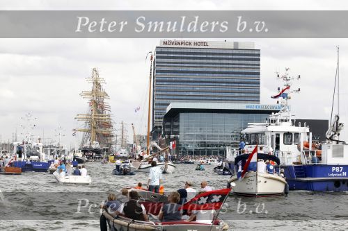 Amsterdam 21 augustus 2010
Prins Willem Alkexander met de groende Draeck bij sail. Prinses Maxima Prinses Amalia Ariane en Alexia zijn er ook bij. Ook is er een kindermeisje bij. Ze voeren onder begeleiding van meerdere politie boten
Peter Smulders bv