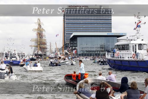 Amsterdam 21 augustus 2010
Prins Willem Alkexander met de groende Draeck bij sail. Prinses Maxima Prinses Amalia Ariane en Alexia zijn er ook bij. Ook is er een kindermeisje bij. Ze voeren onder begeleiding van meerdere politie boten
Peter Smulders bv