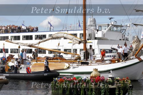 Amsterdam 21 augustus 2010
Prins Willem Alkexander met de groende Draeck bij sail. Prinses Maxima Prinses Amalia Ariane en Alexia zijn er ook bij. Ook is er een kindermeisje bij. Ze voeren onder begeleiding van meerdere politie boten
Peter Smulders bv