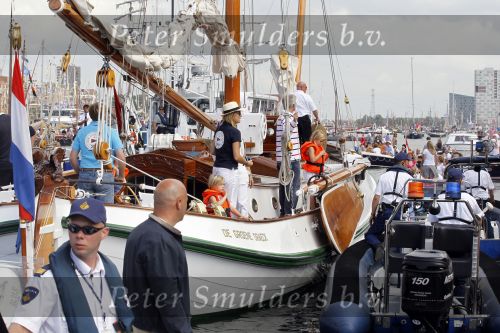 Amsterdam 21 augustus 2010
Prins Willem Alkexander met de groende Draeck bij sail. Prinses Maxima Prinses Amalia Ariane en Alexia zijn er ook bij. Ook is er een kindermeisje bij. Ze voeren onder begeleiding van meerdere politie boten
Peter Smulders bv