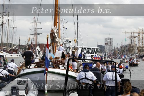 Amsterdam 21 augustus 2010
Prins Willem Alkexander met de groende Draeck bij sail. Prinses Maxima Prinses Amalia Ariane en Alexia zijn er ook bij. Ook is er een kindermeisje bij. Ze voeren onder begeleiding van meerdere politie boten
Peter Smulders bv