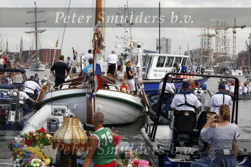 Amsterdam 21 augustus 2010
Prins Willem Alkexander met de groende Draeck bij sail. Prinses Maxima Prinses Amalia Ariane en Alexia zijn er ook bij. Ook is er een kindermeisje bij. Ze voeren onder begeleiding van meerdere politie boten
Peter Smulders bv