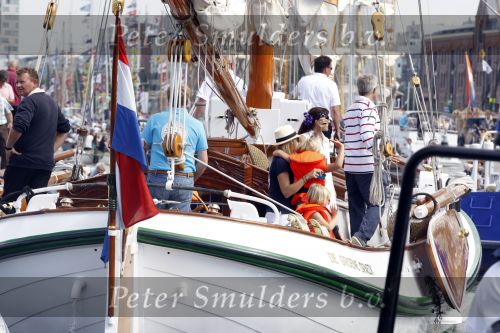 Amsterdam 21 augustus 2010
Prins Willem Alkexander met de groende Draeck bij sail. Prinses Maxima Prinses Amalia Ariane en Alexia zijn er ook bij. Ook is er een kindermeisje bij. Ze voeren onder begeleiding van meerdere politie boten
Peter Smulders bv