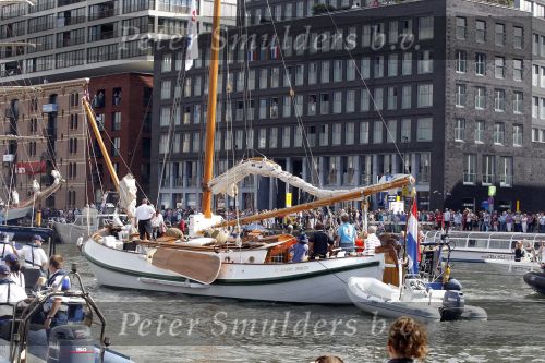 Amsterdam 21 augustus 2010
Prins Willem Alkexander met de groende Draeck bij sail. Prinses Maxima Prinses Amalia Ariane en Alexia zijn er ook bij. Ook is er een kindermeisje bij. Ze voeren onder begeleiding van meerdere politie boten
Peter Smulders bv