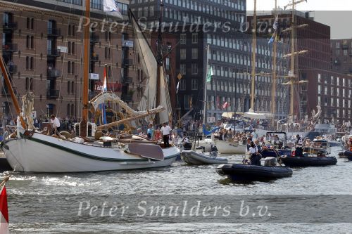 Amsterdam 21 augustus 2010
Prins Willem Alkexander met de groende Draeck bij sail. Prinses Maxima Prinses Amalia Ariane en Alexia zijn er ook bij. Ook is er een kindermeisje bij. Ze voeren onder begeleiding van meerdere politie boten
Peter Smulders bv