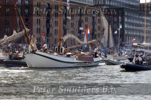Amsterdam 21 augustus 2010
Prins Willem Alkexander met de groende Draeck bij sail. Prinses Maxima Prinses Amalia Ariane en Alexia zijn er ook bij. Ook is er een kindermeisje bij. Ze voeren onder begeleiding van meerdere politie boten
Peter Smulders bv