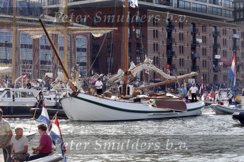 Amsterdam 21 augustus 2010
Prins Willem Alkexander met de groende Draeck bij sail. Prinses Maxima Prinses Amalia Ariane en Alexia zijn er ook bij. Ook is er een kindermeisje bij. Ze voeren onder begeleiding van meerdere politie boten
Peter Smulders bv