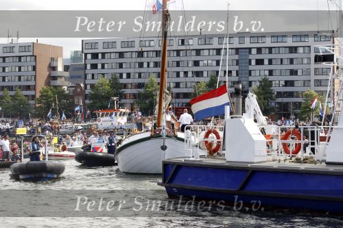 Amsterdam 21 augustus 2010
Prins Willem Alkexander met de groende Draeck bij sail. Prinses Maxima Prinses Amalia Ariane en Alexia zijn er ook bij. Ook is er een kindermeisje bij. Ze voeren onder begeleiding van meerdere politie boten
Peter Smulders bv