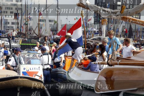 Amsterdam 21 augustus 2010
Prins Willem Alkexander met de groende Draeck bij sail. Prinses Maxima Prinses Amalia Ariane en Alexia zijn er ook bij. Ook is er een kindermeisje bij. Ze voeren onder begeleiding van meerdere politie boten
Peter Smulders bv