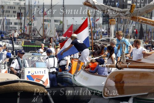 Amsterdam 21 augustus 2010
Prins Willem Alkexander met de groende Draeck bij sail. Prinses Maxima Prinses Amalia Ariane en Alexia zijn er ook bij. Ook is er een kindermeisje bij. Ze voeren onder begeleiding van meerdere politie boten
Peter Smulders bv