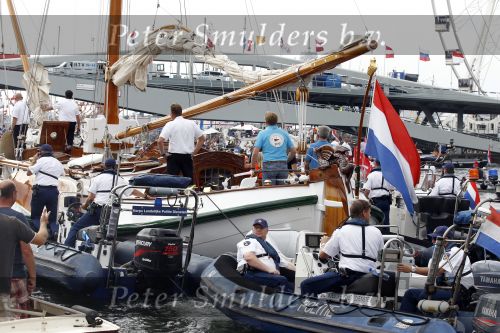 Amsterdam 21 augustus 2010
Prins Willem Alkexander met de groende Draeck bij sail. Prinses Maxima Prinses Amalia Ariane en Alexia zijn er ook bij. Ook is er een kindermeisje bij. Ze voeren onder begeleiding van meerdere politie boten
Peter Smulders bv