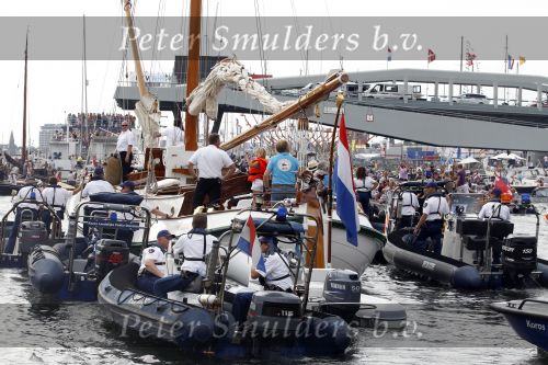 Amsterdam 21 augustus 2010
Prins Willem Alkexander met de groende Draeck bij sail. Prinses Maxima Prinses Amalia Ariane en Alexia zijn er ook bij. Ook is er een kindermeisje bij. Ze voeren onder begeleiding van meerdere politie boten
Peter Smulders bv