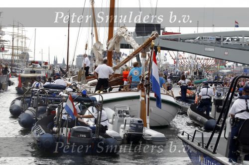 Amsterdam 21 augustus 2010
Prins Willem Alkexander met de groende Draeck bij sail. Prinses Maxima Prinses Amalia Ariane en Alexia zijn er ook bij. Ook is er een kindermeisje bij. Ze voeren onder begeleiding van meerdere politie boten
Peter Smulders bv