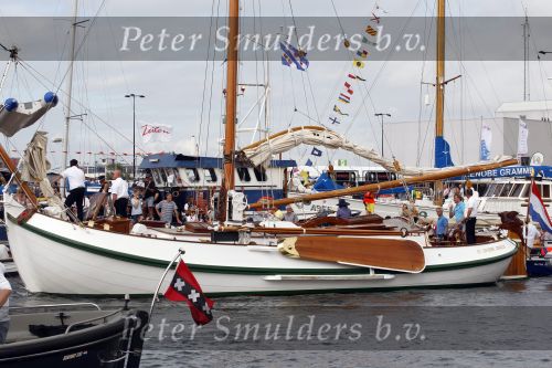 Amsterdam 21 augustus 2010
Prins Willem Alkexander met de groende Draeck bij sail. Prinses Maxima Prinses Amalia Ariane en Alexia zijn er ook bij. Ook is er een kindermeisje bij. Ze voeren onder begeleiding van meerdere politie boten
Peter Smulders bv
