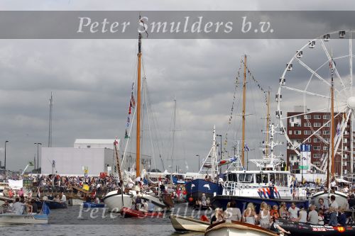 Amsterdam 21 augustus 2010
Prins Willem Alkexander met de groende Draeck bij sail. Prinses Maxima Prinses Amalia Ariane en Alexia zijn er ook bij. Ook is er een kindermeisje bij. Ze voeren onder begeleiding van meerdere politie boten
Peter Smulders bv