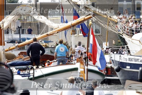 Amsterdam 21 augustus 2010
Prins Willem Alkexander met de groende Draeck bij sail. Prinses Maxima Prinses Amalia Ariane en Alexia zijn er ook bij. Ook is er een kindermeisje bij. Ze voeren onder begeleiding van meerdere politie boten
Peter Smulders bv