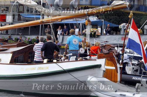 Amsterdam 21 augustus 2010
Prins Willem Alkexander met de groende Draeck bij sail. Prinses Maxima Prinses Amalia Ariane en Alexia zijn er ook bij. Ook is er een kindermeisje bij. Ze voeren onder begeleiding van meerdere politie boten
Peter Smulders bv