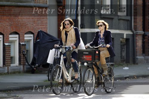 Amsterdam 6 september 2010
Halina Reijn en Carice v Houten samen op de fiets in Amsterdam.
Peter Smulders bv