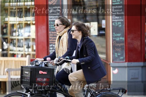 Amsterdam 6 september 2010
Halina Reijn en Carice v Houten samen op de fiets in Amsterdam.
Peter Smulders bv