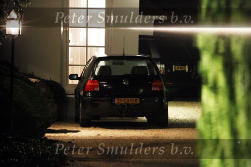 Wassenaar 28 augustus 2010
Twee auto\'s op de oprit bij het huis van Hans Breukhoven.
Peter Smulders bv