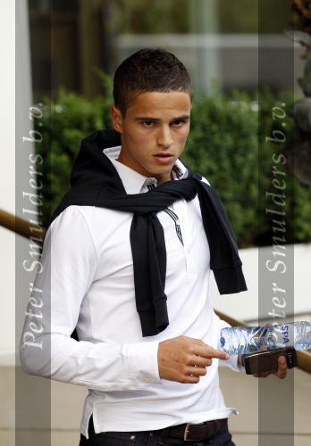 Amsterdam 5 juni 2010
Het Nederlands elftal vertrekt vanaf het hilton naar Schiphol voor de WK voetbal in Zuid Afrika. De vrouwen zwaaien ze uit. Ibrahim Affeley
Peter Smulders bv