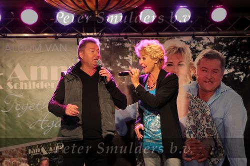 Volendam, 8 September 2010
Uitreiking nieuwe CD van Jan Keizer & Anny Schilder
Jan Keizer & anny Schilder
Foto Peter Smulders BV